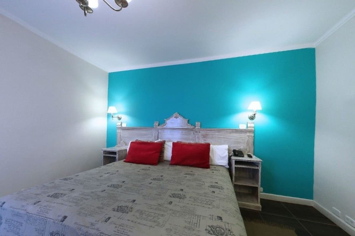 Ropa de cama de alta calidad y caja de seguridad en la habitación