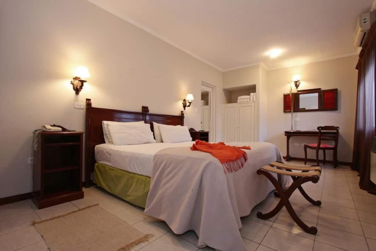 Ropa de cama de alta calidad y caja de seguridad en la habitación