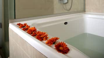 Chambre Double Supérieure | Salle de bain | Articles de toilette gratuits, sèche-cheveux, serviettes fournies