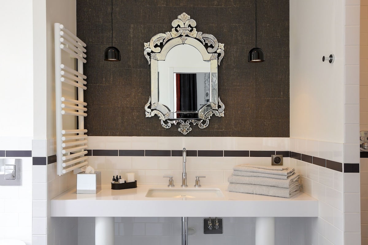 collection room | bathroom | free toiletries, hair dryer, towels