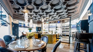 Un restaurant doté d’un bar, de tables et de chaises en bois.