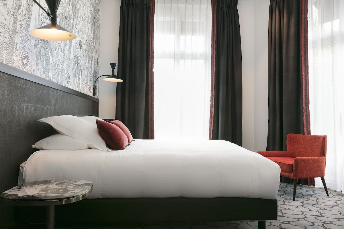 Habitación (Collection / Collection ) | Ropa de cama de alta calidad y caja de seguridad en la habitación
