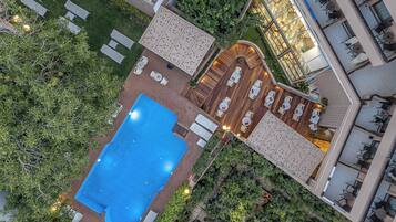 Außenpool (je nach Saison geöffnet), Sonnenschirme, Liegestühle