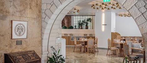 Frukost och middag serveras, med utsikt mot poolen