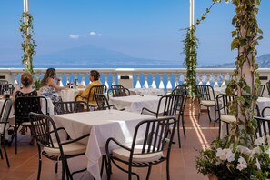 2 restaurants, breakfast, lunch, dinner served; Italian cuisine  - Hotel Iaccarino (Massa Lubrense)