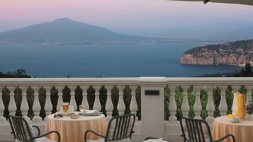 2 restaurants servant le petit déjeuner, spécialités Cuisine italienne