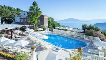 Piscine extérieure, parasols de plage, chaises longues