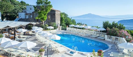 Außenpool, geöffnet von 09:00 Uhr bis 18:00 Uhr, Sonnenschirme