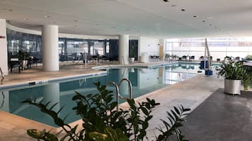 Innenpool, geöffnet von 06:00 Uhr bis 23:00 Uhr, LiegestĂŒhle