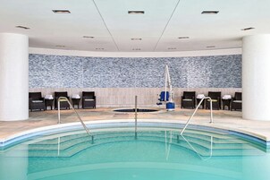Una piscina techada, sillones reclinables de piscina