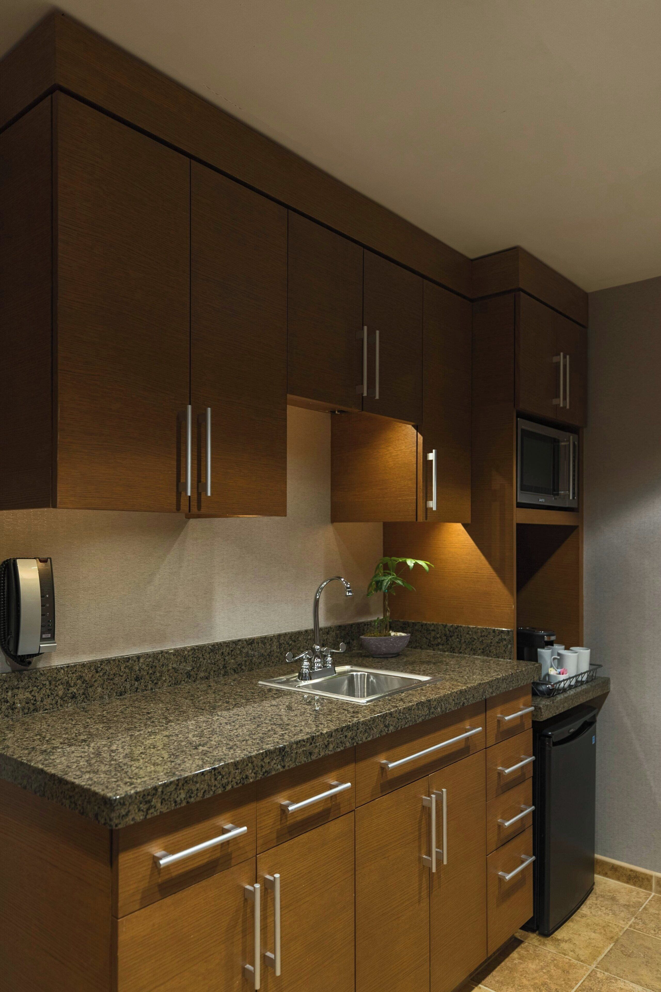 fridge, coffee/tea maker