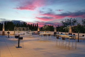 2 restaurants, breakfast, lunch, dinner served; American cuisine