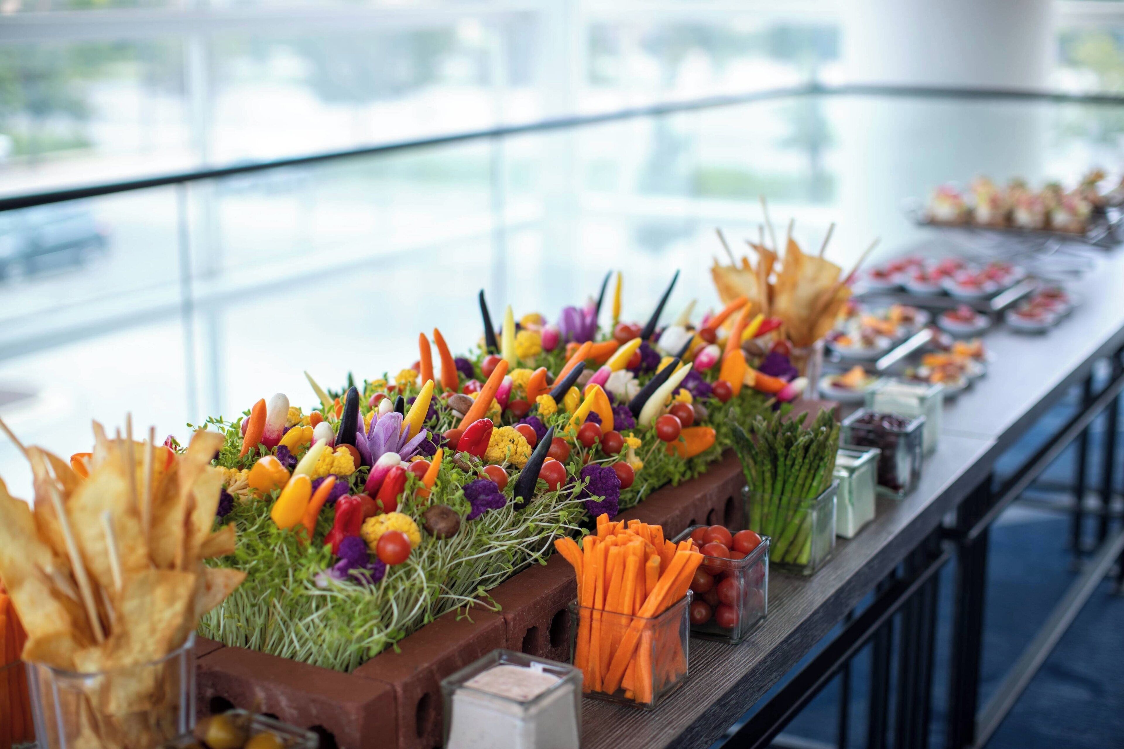 Une table de buffet proposant divers plats et accompagnements.
