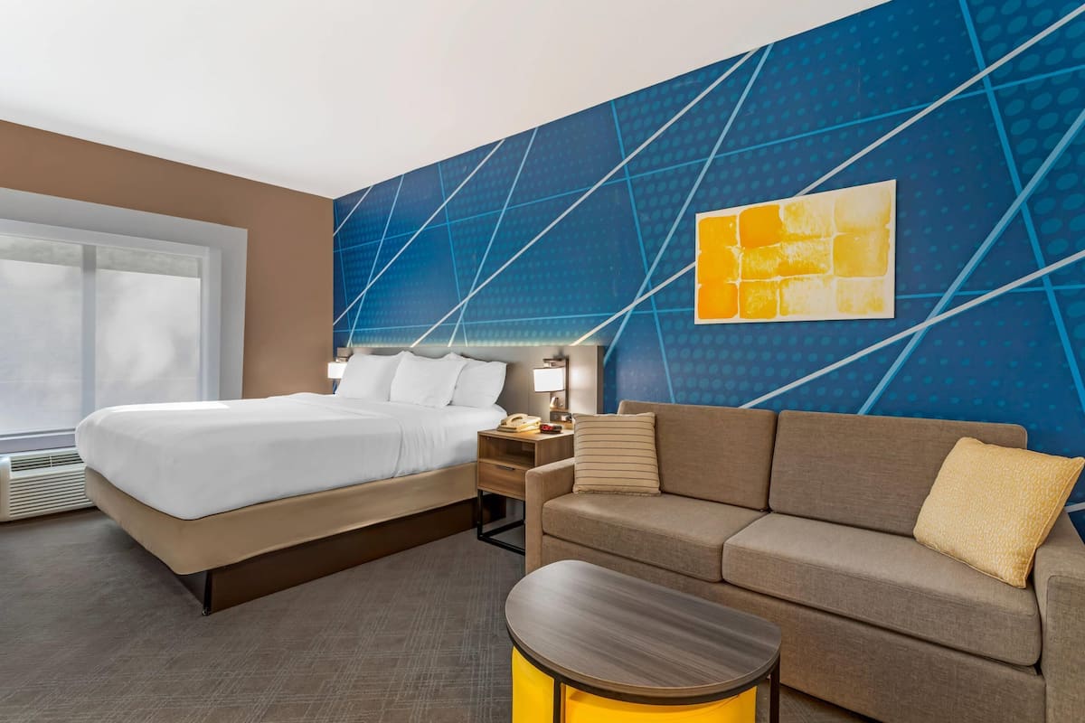 Standard Room, 1 King Bed, Non Smoking | Desk, blackout curtains, iron/ironing board, cots/infant beds