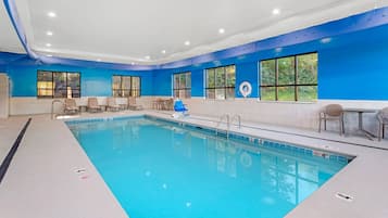 Innenpool, geöffnet von 07:00 Uhr bis 22:00 Uhr, LiegestĂŒhle