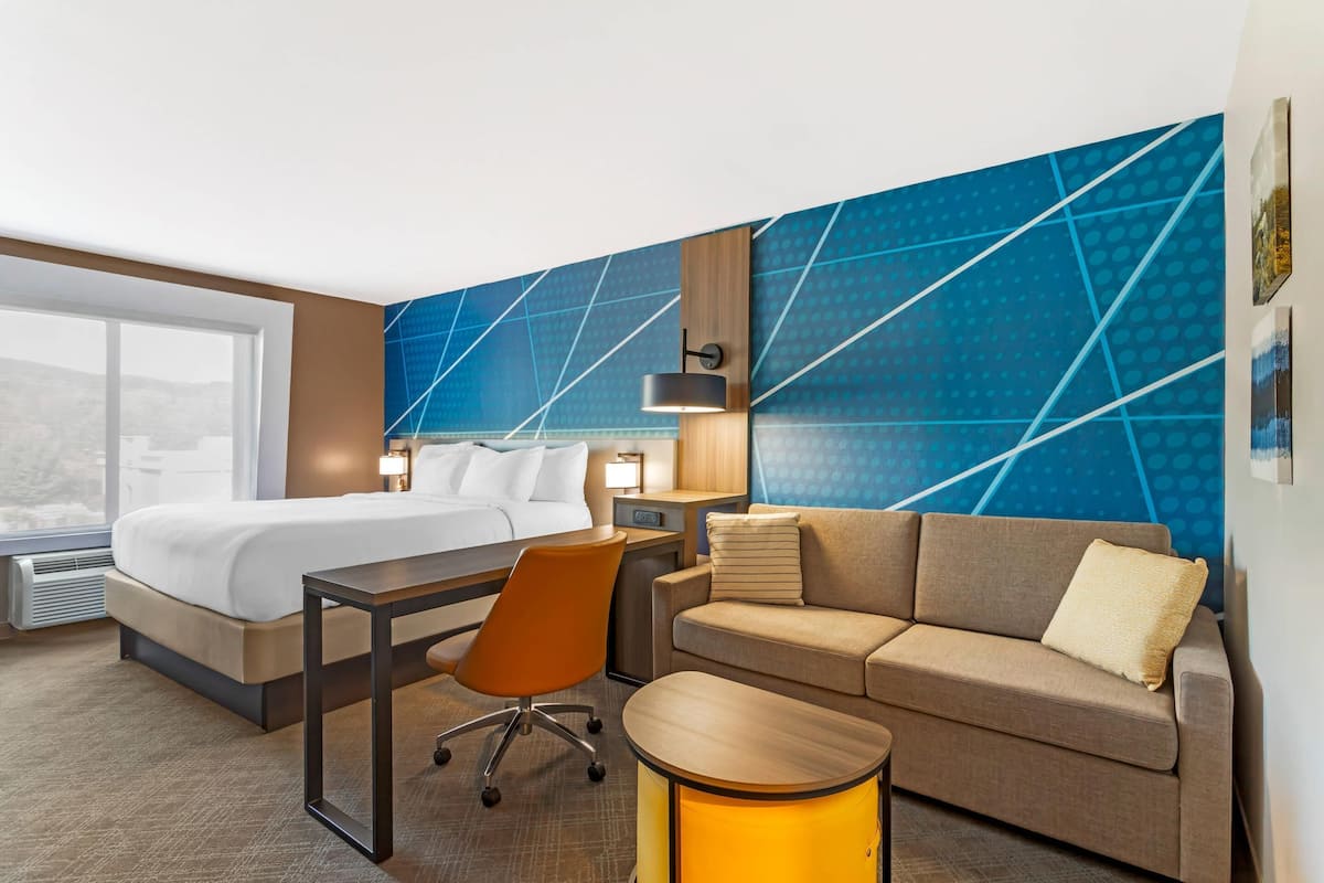 Standard Room, 1 King Bed, Non Smoking | Desk, blackout drapes, iron/ironing board, cribs/infant beds