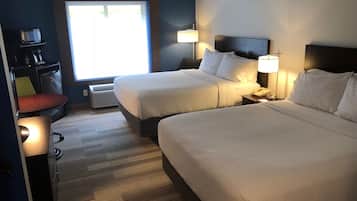 Escritorio, cortinas opacas, tabla de planchar con plancha y cunas