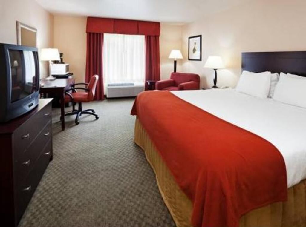 Skrivebord, blendingsgardiner, strykejern/-brett og barnesenger