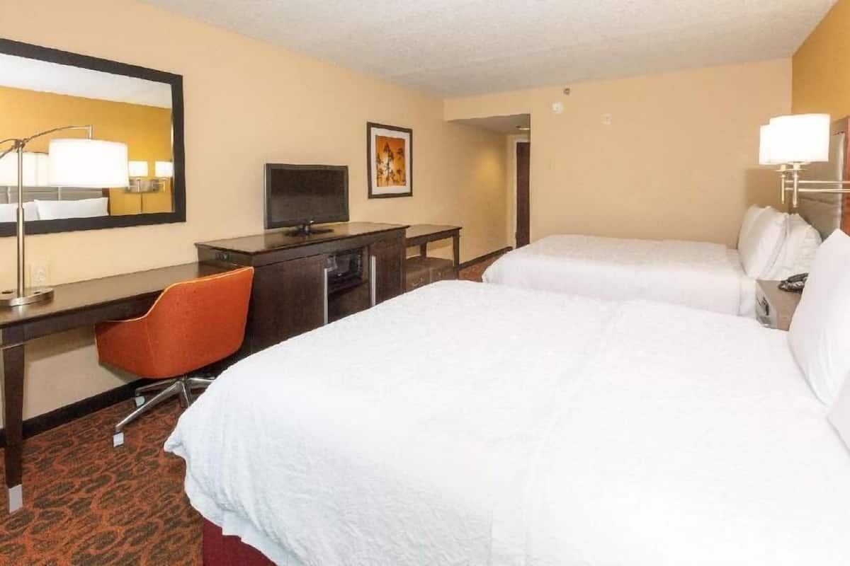 Caja de seguridad en la habitación, escritorio y cortinas blackout