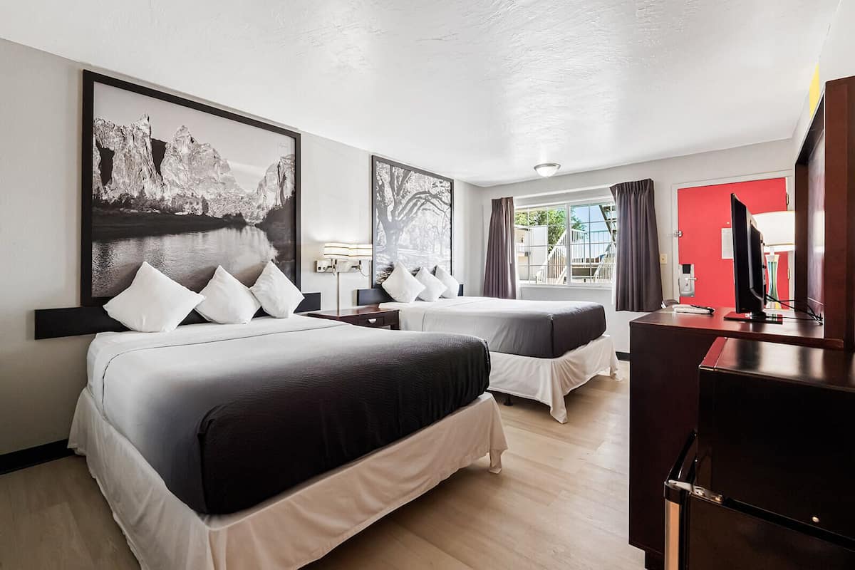 Chambre, 2 grands lits, non-fumeurs | Surmatelas, bureau, Wi-Fi gratuit, draps fournis