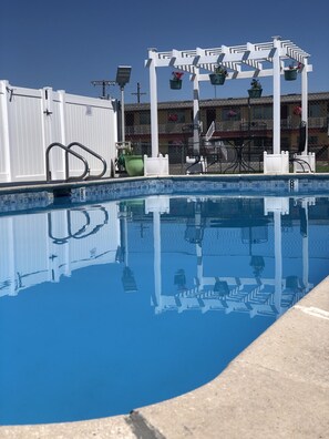 Seasonal outdoor pool - Super 8 by Wyndham Ontario (Ontario)