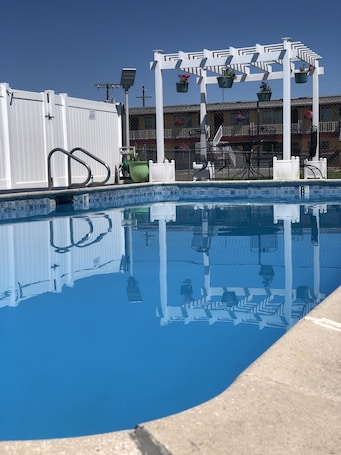 Una piscina al aire libre de temporada