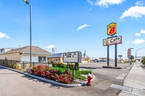 Front of property - Super 8 by Wyndham Ontario (Ontario)