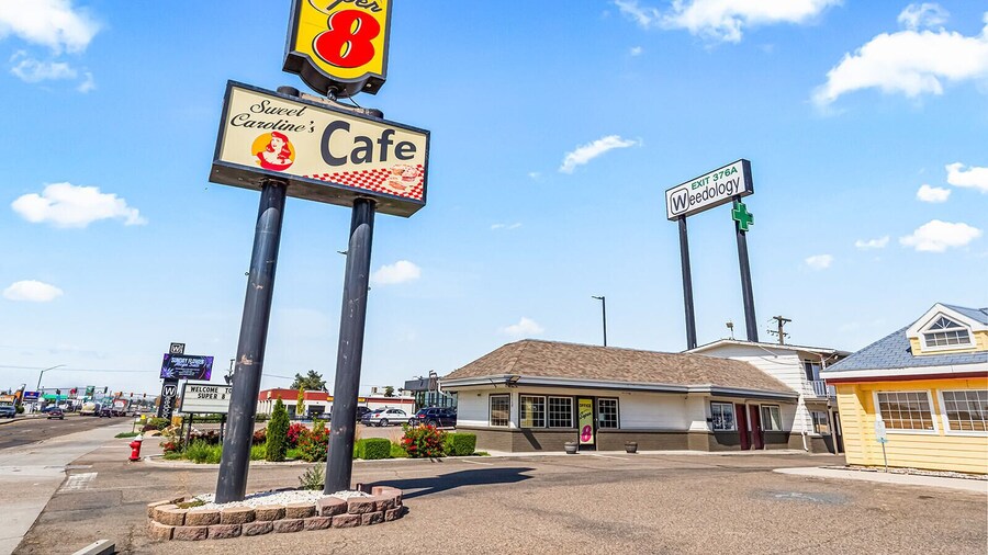 Super 8 by Wyndham Ontario