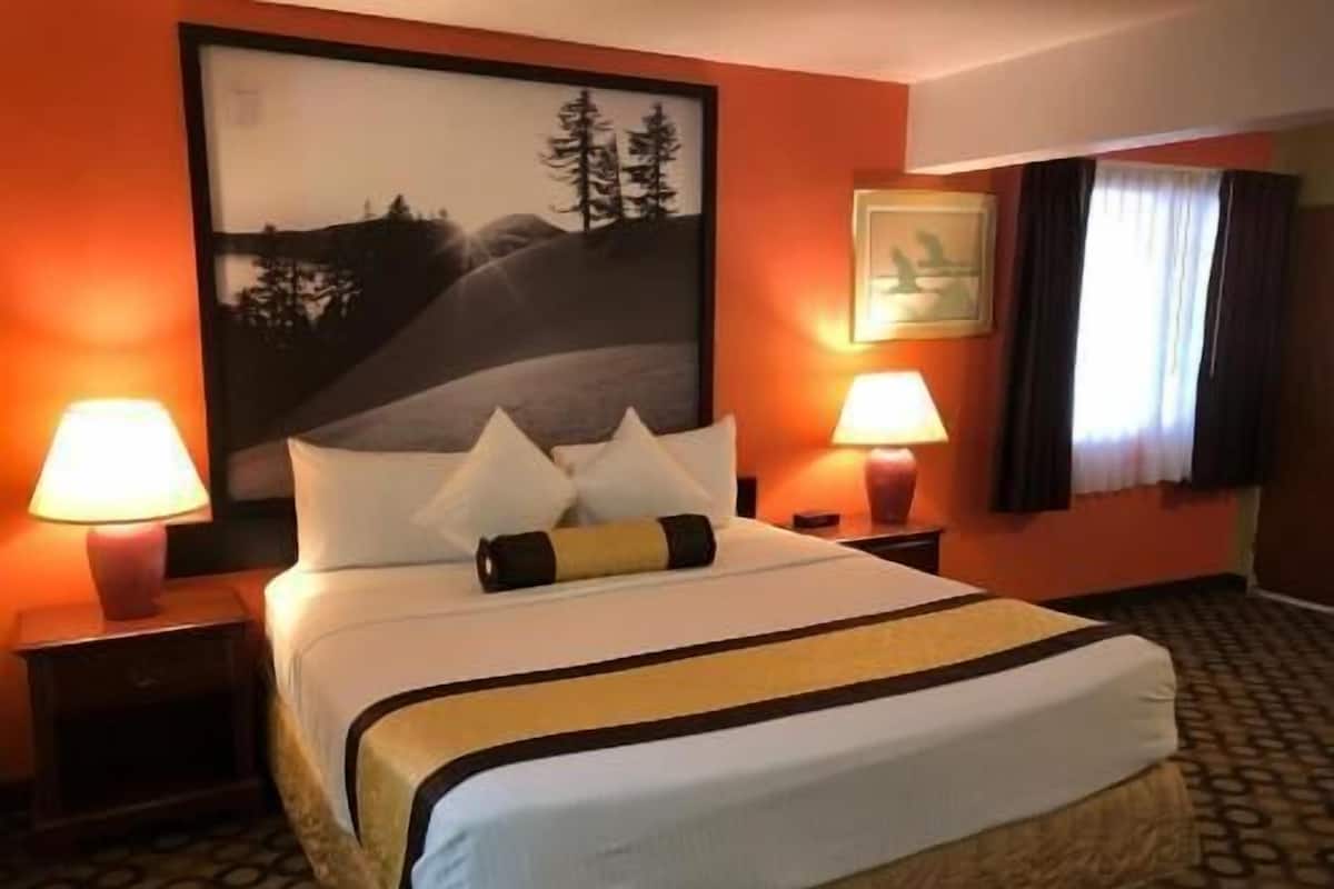 Pillowtop beds, desk, free WiFi, bed sheets