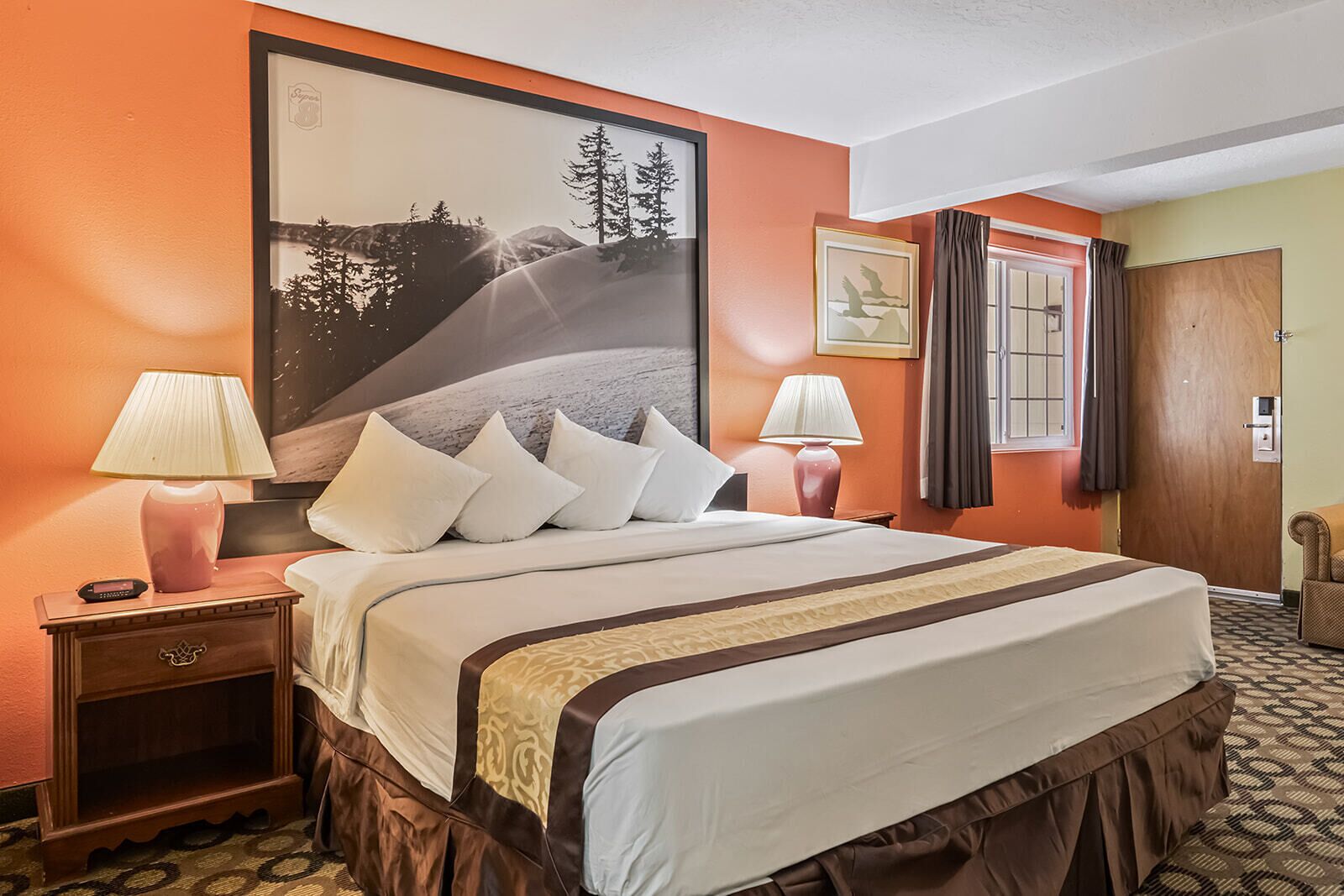 Huone, 1 suuri parisänky, tupakointi kielletty | Pillowtop-patjalliset sängyt, työpöytä, ilmainen Wi-Fi, vuodevaatteet