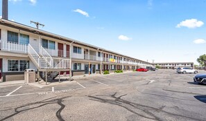 Exterior - Super 8 by Wyndham Ontario (Ontario)