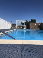 Una piscina al aire libre de temporada