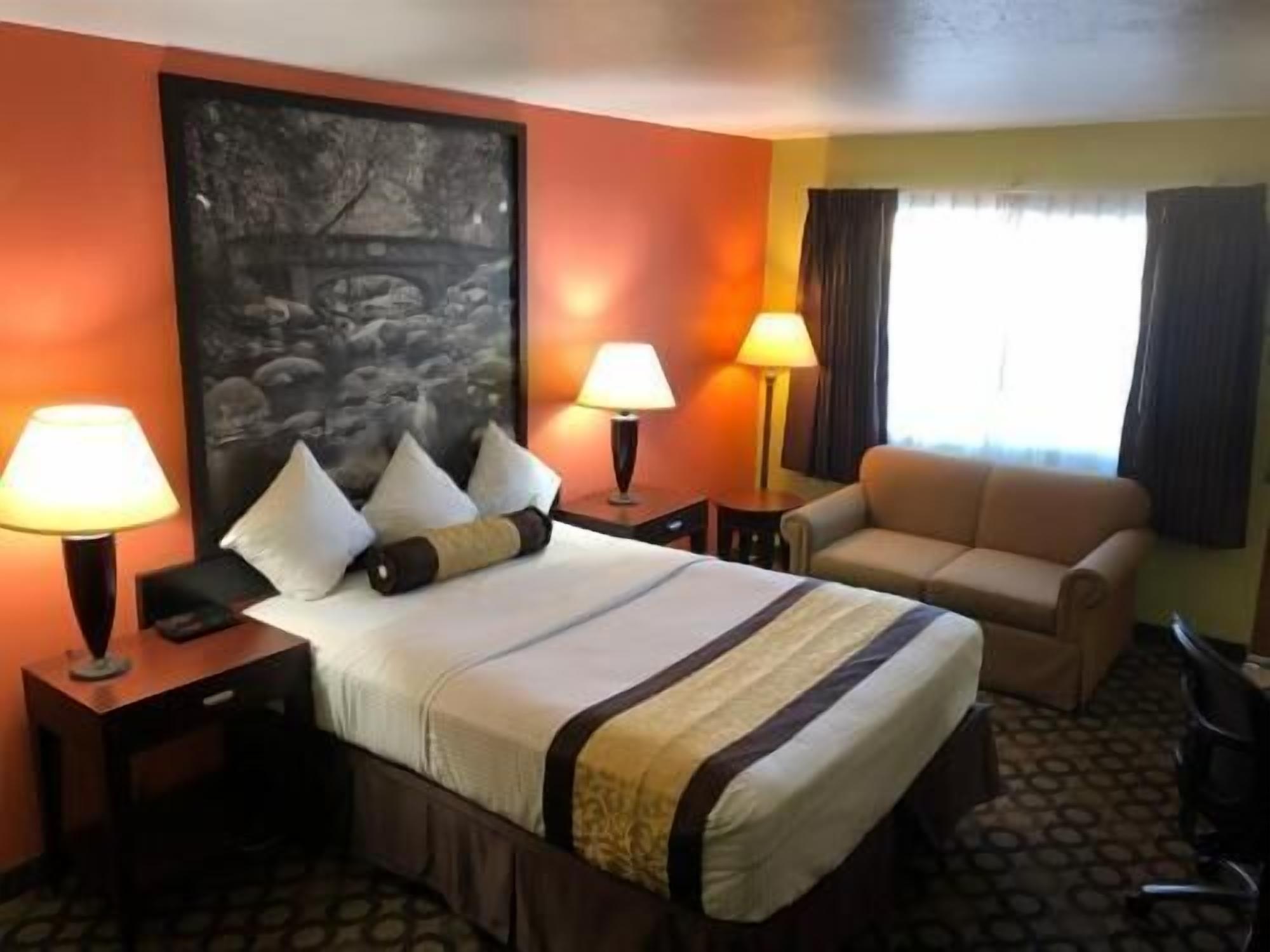 Pillow-top beds, desk, free WiFi, bed sheets