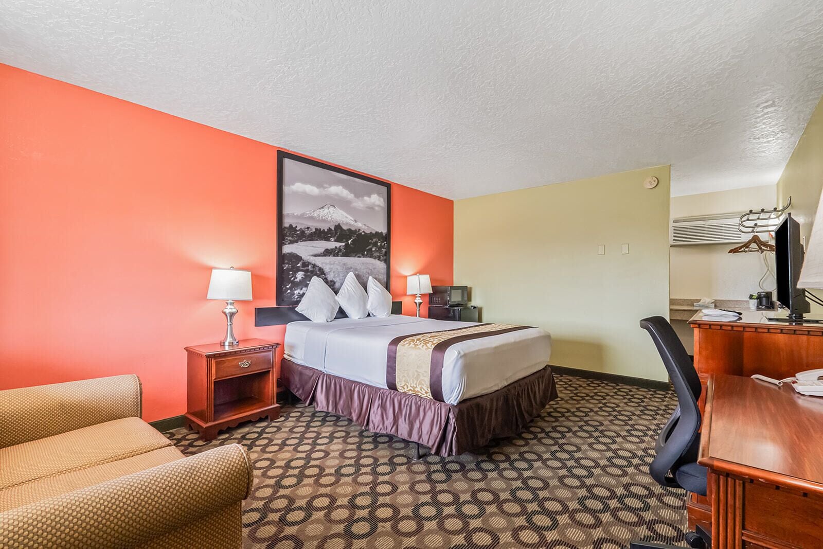 Pillowtop-patjalliset sängyt, työpöytä, ilmainen Wi-Fi, vuodevaatteet