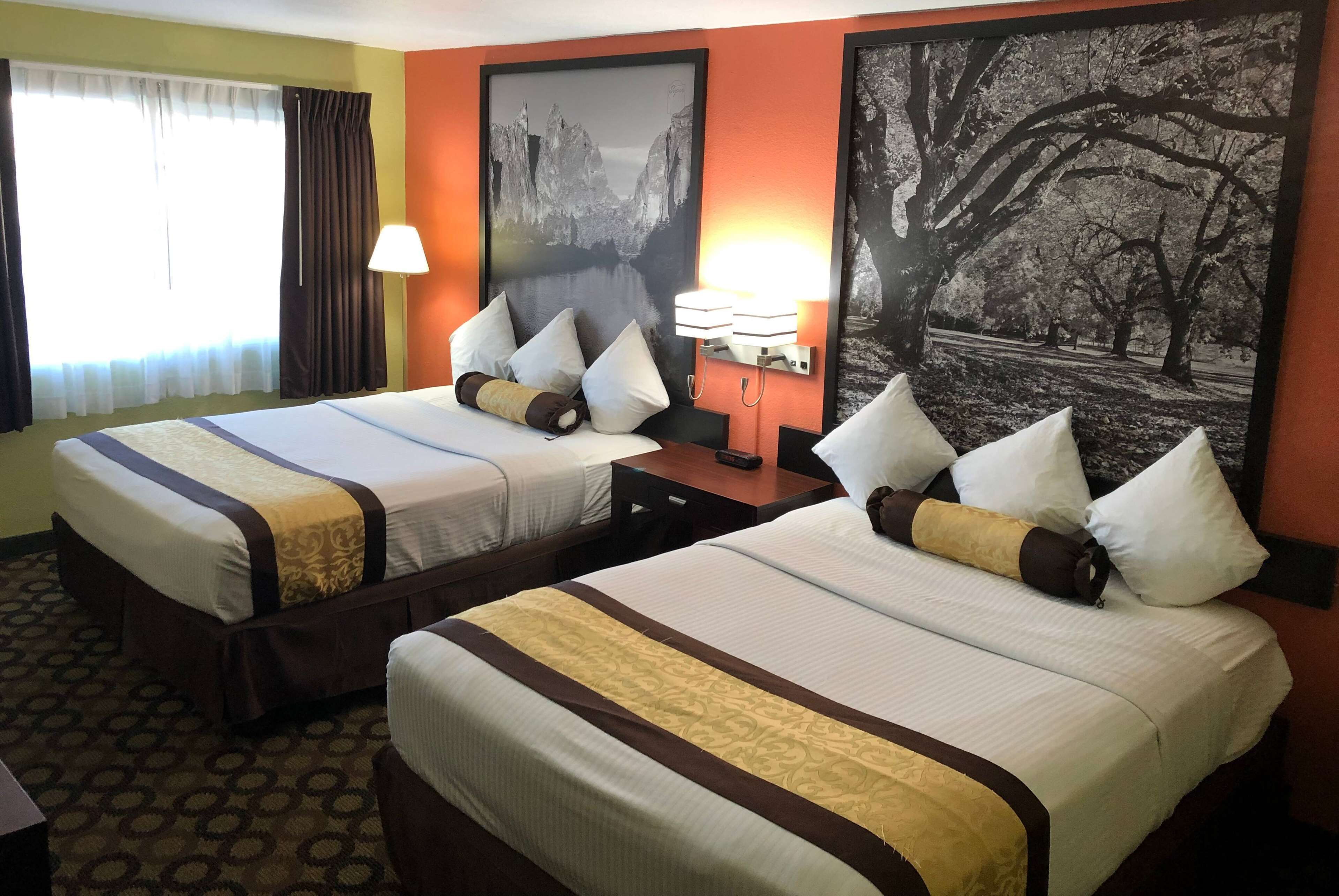 Huone, 2 keskisuurta parisänkyä, tupakointi kielletty | Pillowtop-patjalliset sängyt, työpöytä, ilmainen Wi-Fi, vuodevaatteet