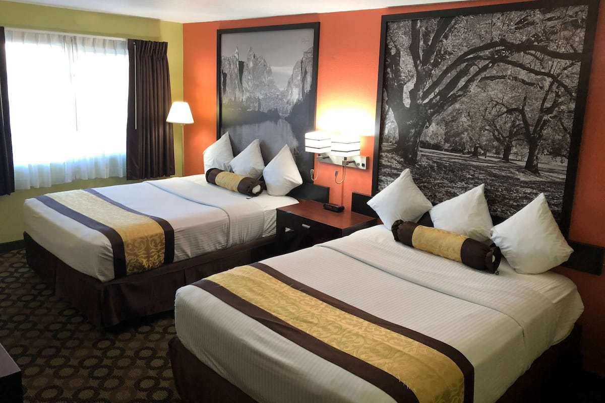 Room, 2 Katil Ratu (Queen), Non Smoking | Tilam berlapik, meja, Wi-fi percuma, cadar katil