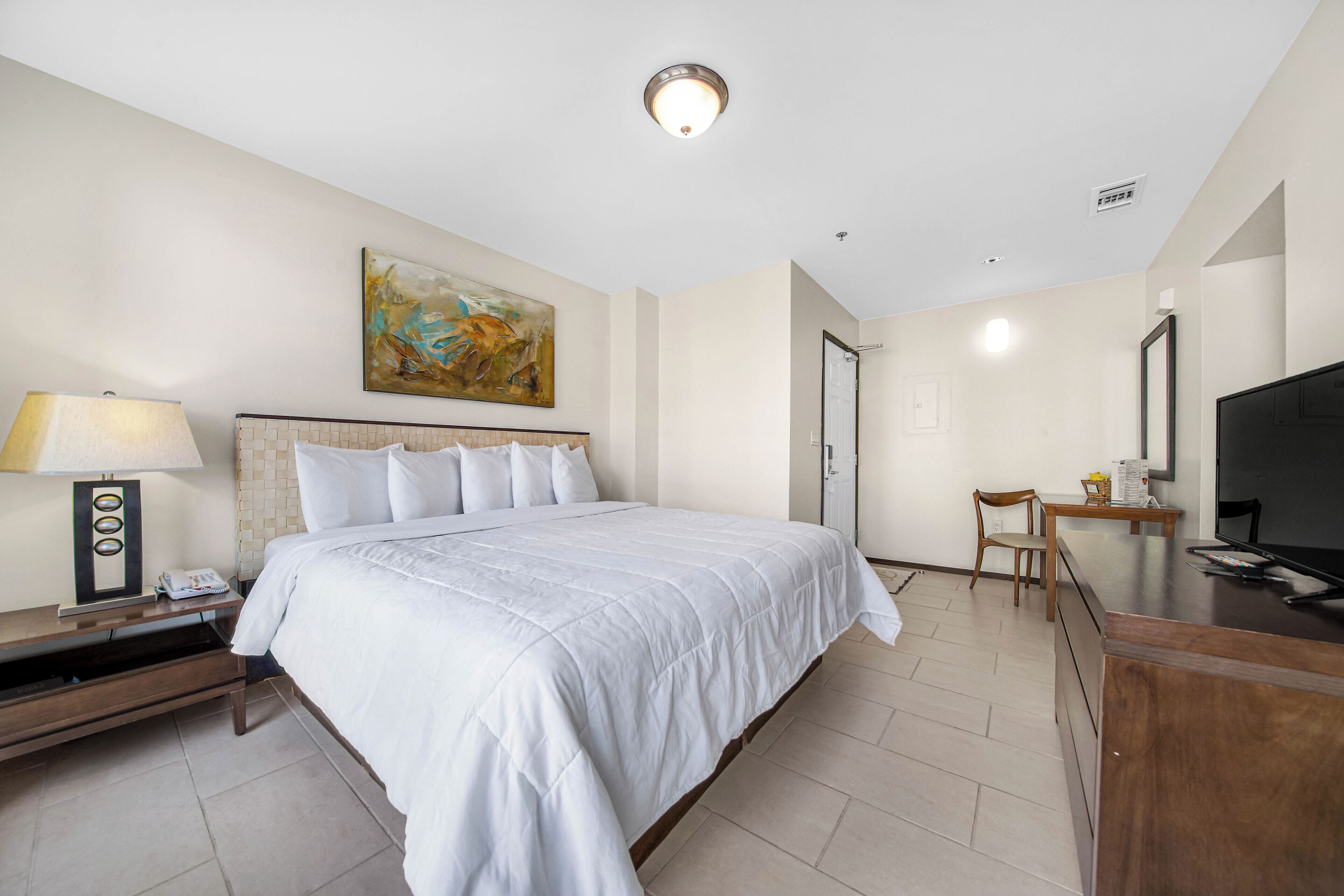 Ropa de cama de alta calidad y minibar 