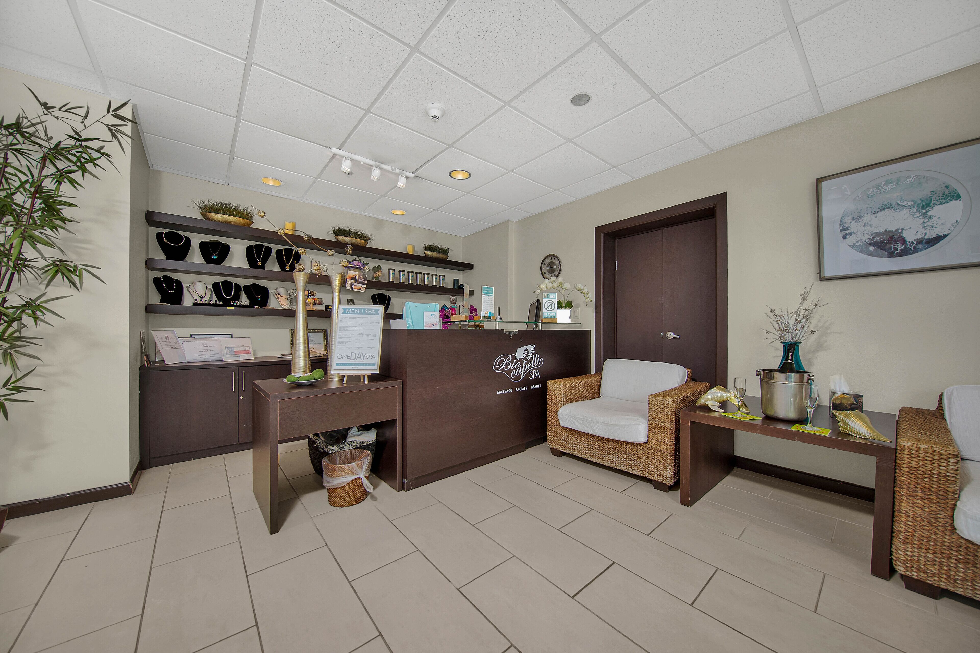 Massagens com pedras quentes, tratamentos faciais, manicure e pedicure