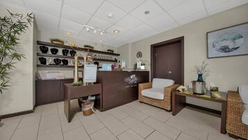 Massagens com pedras quentes, tratamentos faciais, manicure e pedicure
