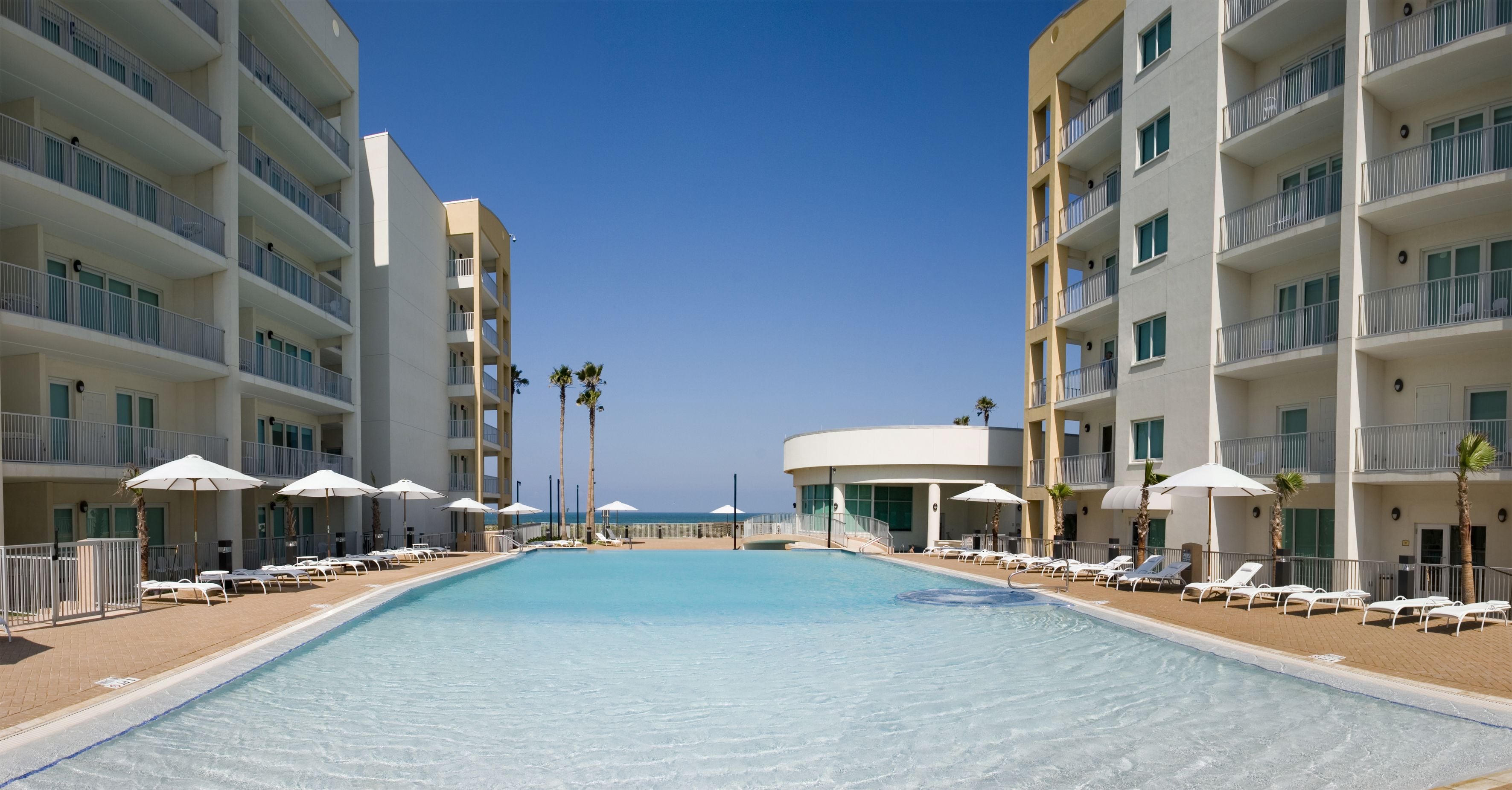 2 piscinas al aire libre (de 08:00 a 22:00), sombrillas