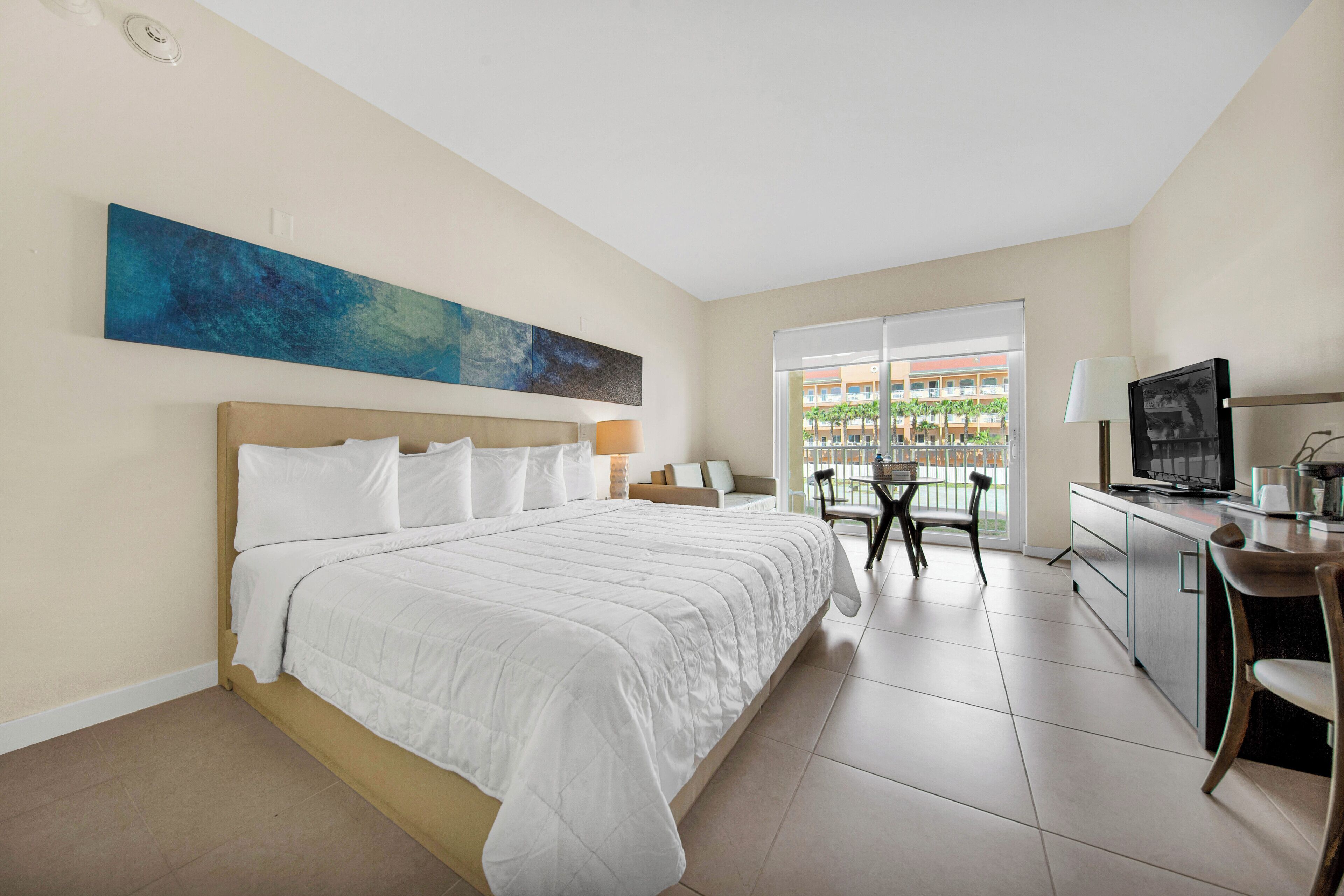 Ropa de cama de alta calidad y minibar 