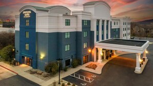 Un hotel con diseño moderno, destacando el letrero de Springhill Suites by Marriott.