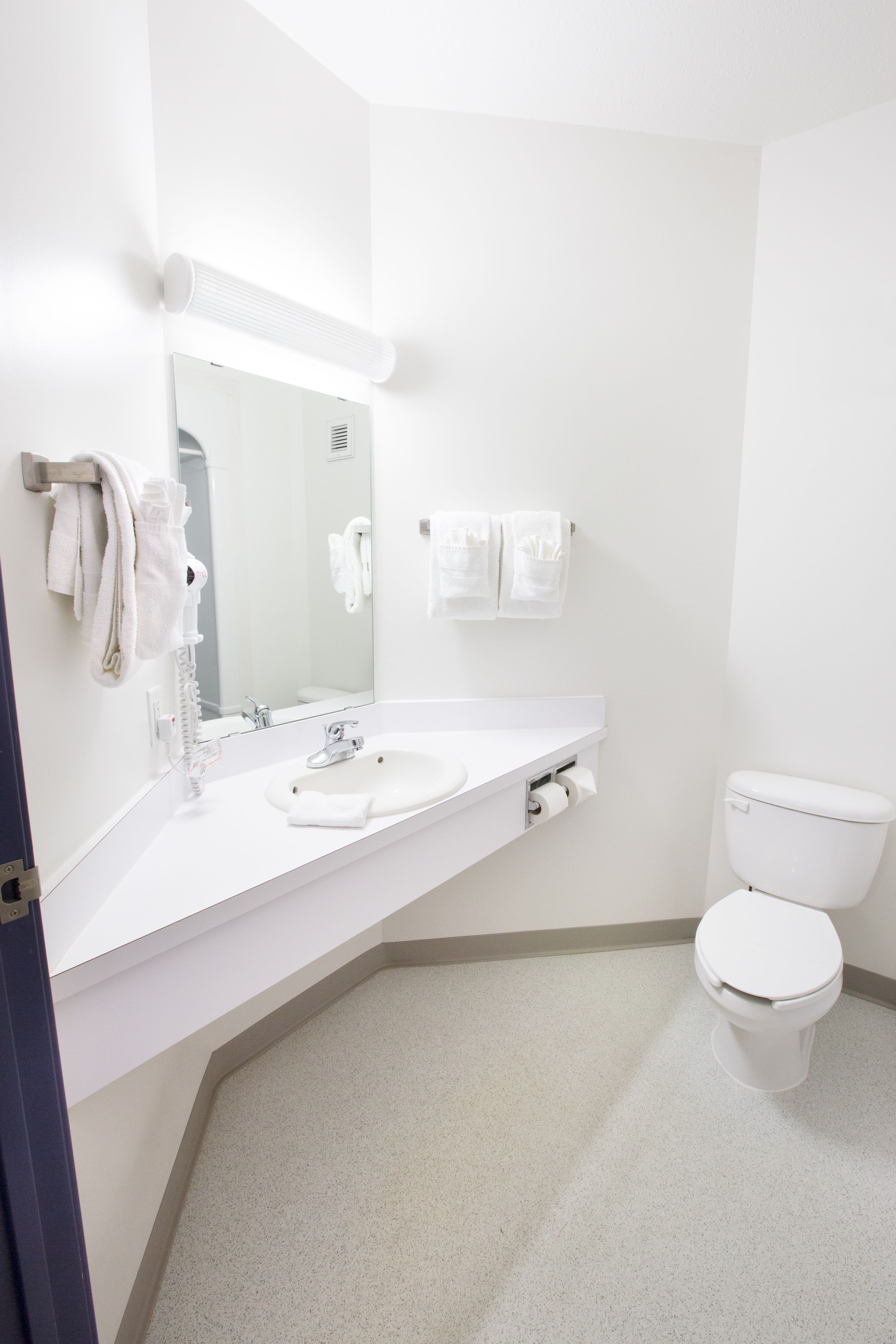 Combined shower/tub, free toiletries, towels