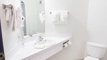 淋浴/盆浴组合、免费洗浴用品、毛巾