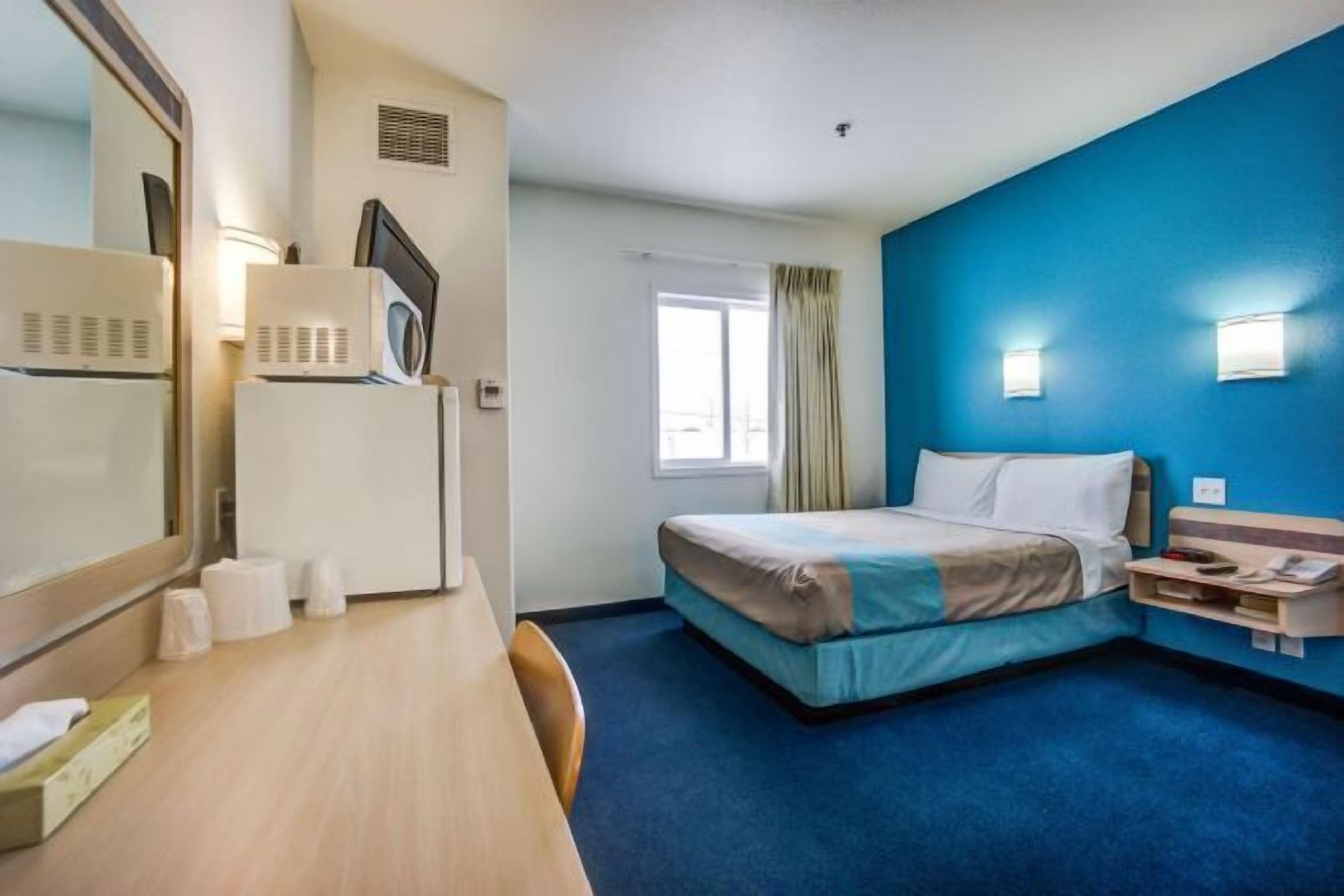 办公桌、免费 WiFi、床单