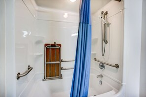 Combined shower/tub, free toiletries, towels - Motel 6 Red Deer, AB (Red Deer)