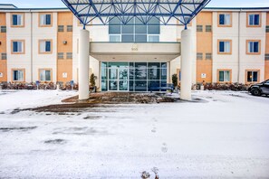 Property entrance - Motel 6 Red Deer, AB (Red Deer)