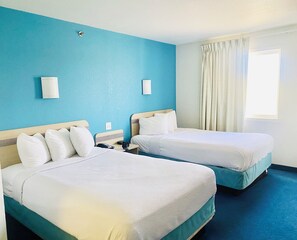 Desk, free WiFi, bed sheets - Motel 6 Red Deer, AB (Red Deer)