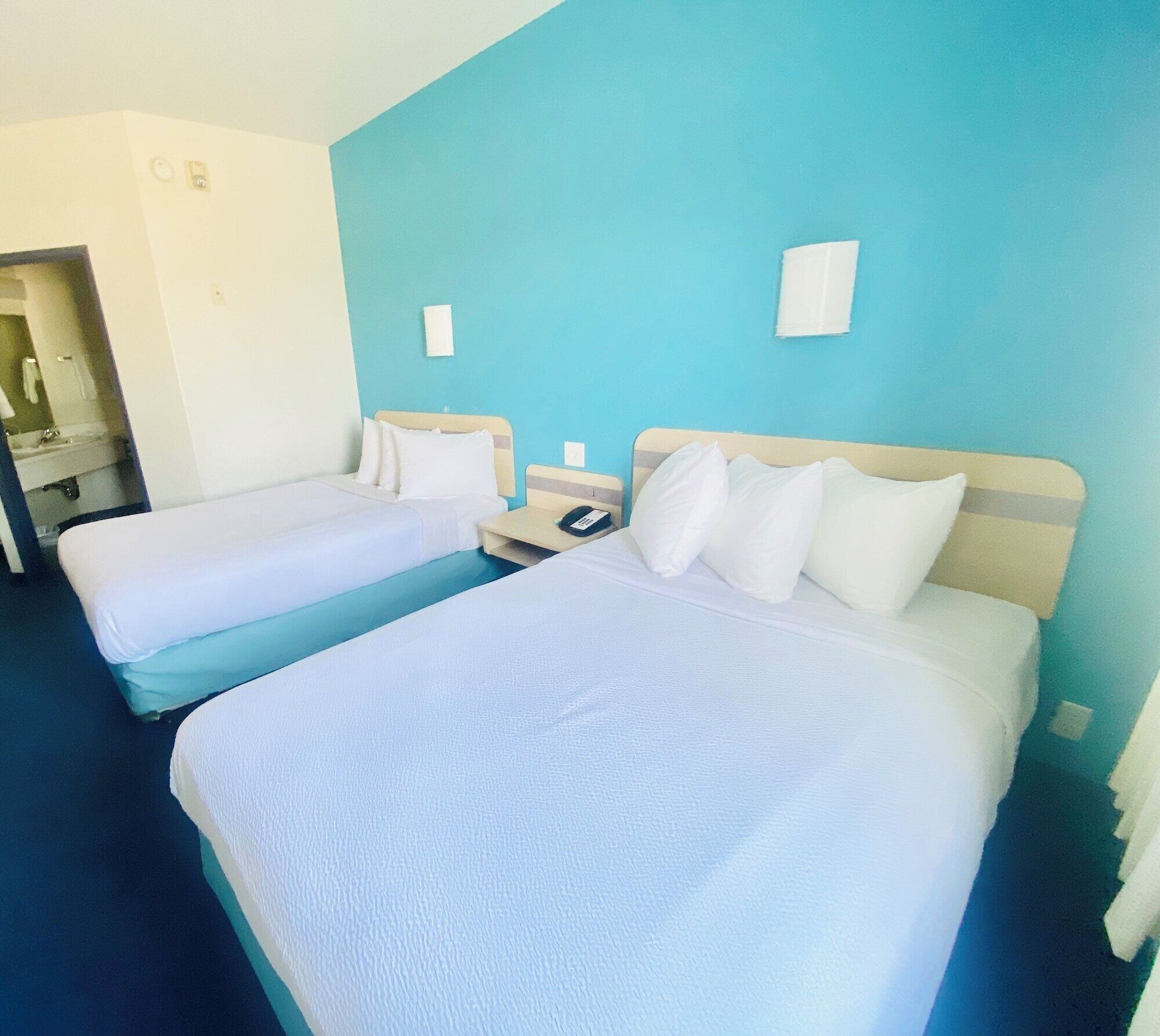Escritorio, wifi gratis y ropa de cama 