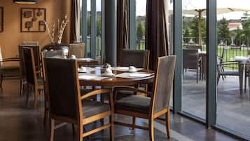 Dagelijks ontbijtbuffet (EUR 13 per persoon)